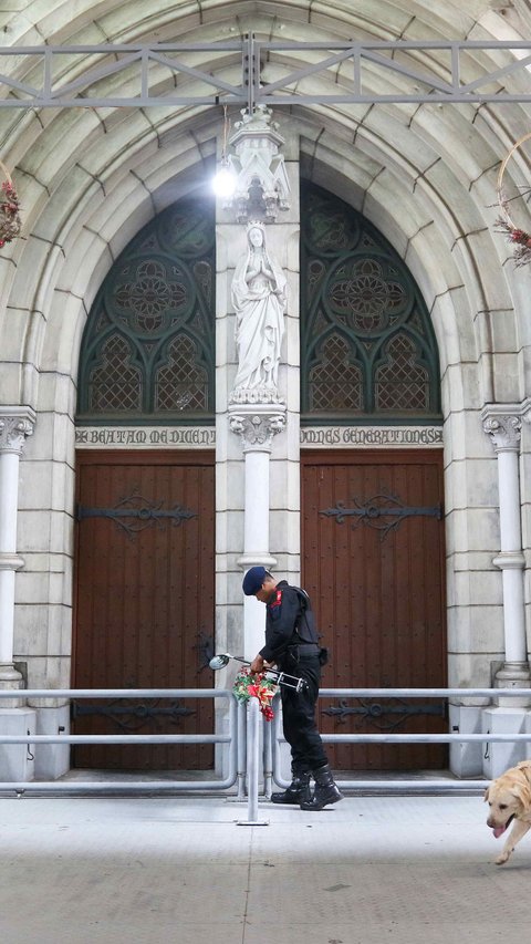 FOTO: Tim Gegana Brimob dan Anjing Pelacak Sterilisasi Gereja Katedral Jakarta Jelang Natal