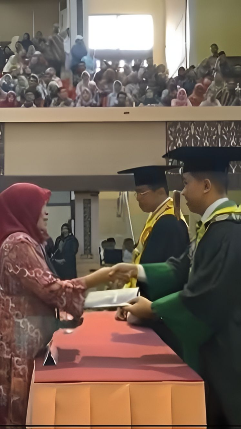 Emotional Moment of the Mother of the Mount Marapi Eruption Victim Receiving Her Children’s Diplomas, Her Presence Only Represented by a Photo