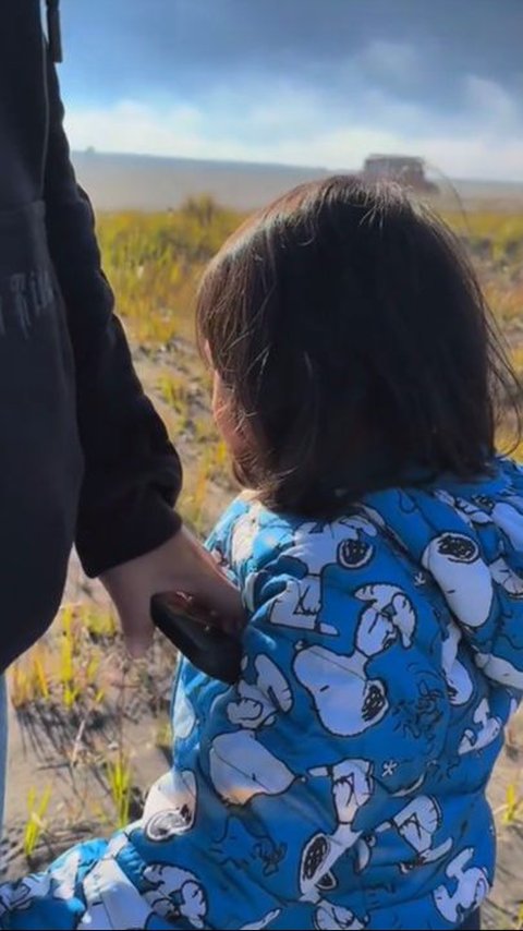 Child Cries Uncontrollably while Visiting Bromo because They Didn't Meet the Teletubbies