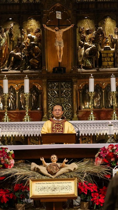 FOTO: Ribuan Jemaah Ikuti Misa Malam Natal 2023 di Gereja Katedral Jakarta
