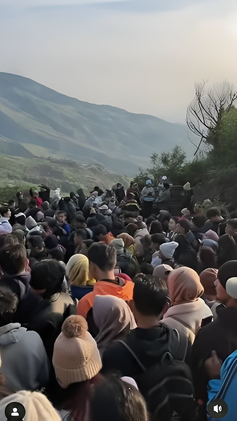 Dieng Plateau Moments Full of Visitors Until Traffic Jam, Intent to See the Sea of Clouds Instead of a Sea of People