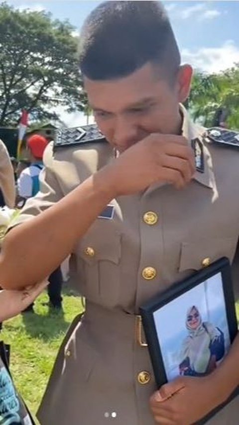 Sukses Menjadi Seorang Polisi, Pria Ini Peluk Foto Sang Ibu yang Telah Tiada Sambil Menangis