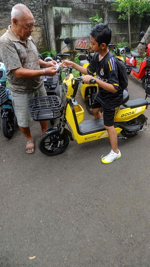 FOTO: Tren Bisnis Penyewaan Sepeda Listrik Menjamur di Depok