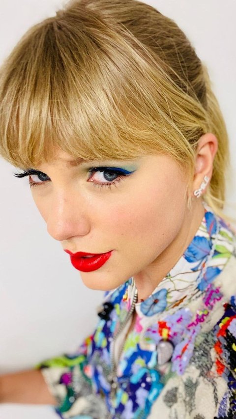 Cerita di Balik Lipstik Merah Taylor Swift yang  Begitu Ikonik