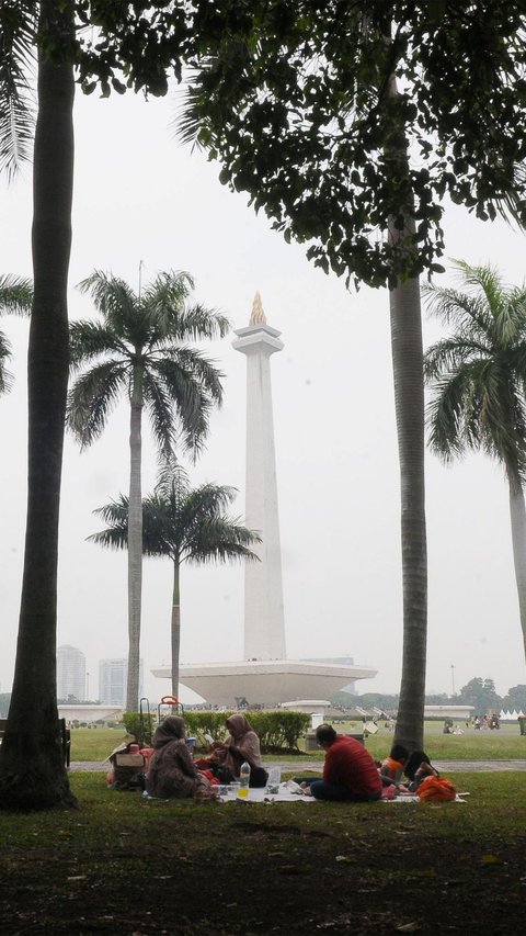 FOTO: Suasana Monas Usai Diserbu 45.905 Wisatawan Lokal hingga Mancanegara saat Hari Libur Natal