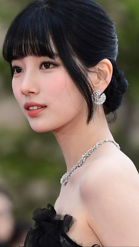Tampilan Glamor Bae Suzy On Point! Gaun Satin dengan Banyak Perhiasan Berlian