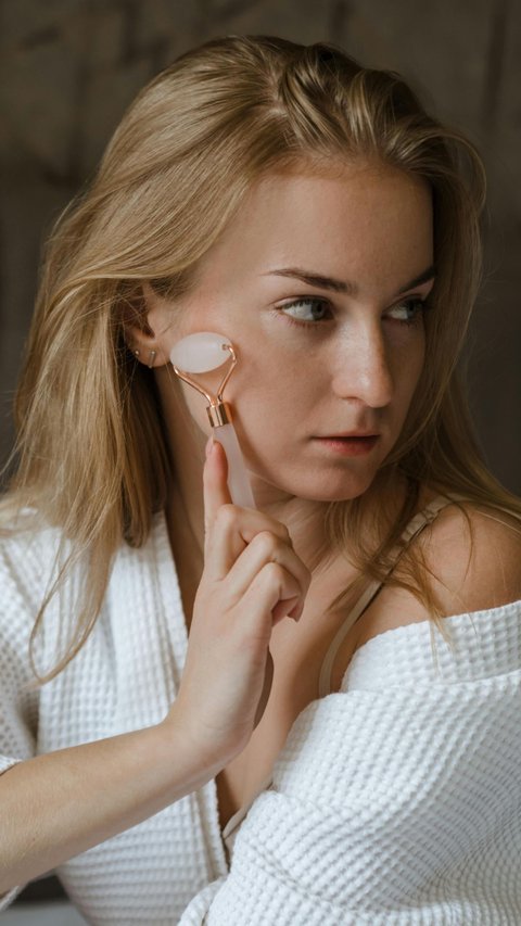 Face Roller, Weapon for Firmer Skin and Wrinkle Concealer