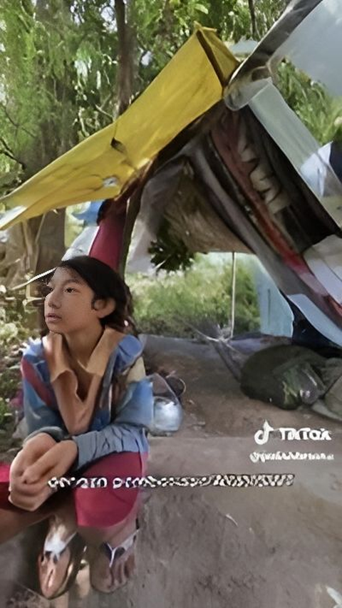 Kisah Pilu Ayah dan Anak Tinggal di Gubuk Reyot Tengah Kebun Jati, Nasib Berubah Setelah Berpisah dengan Istri