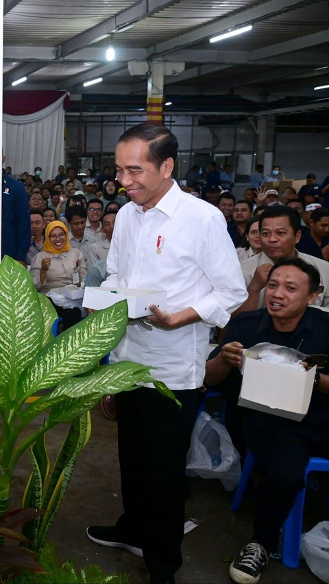 Momen Jokowi Makan Siang Nasi Kotak Bersama Karyawan Pabrik di Sidoarjo