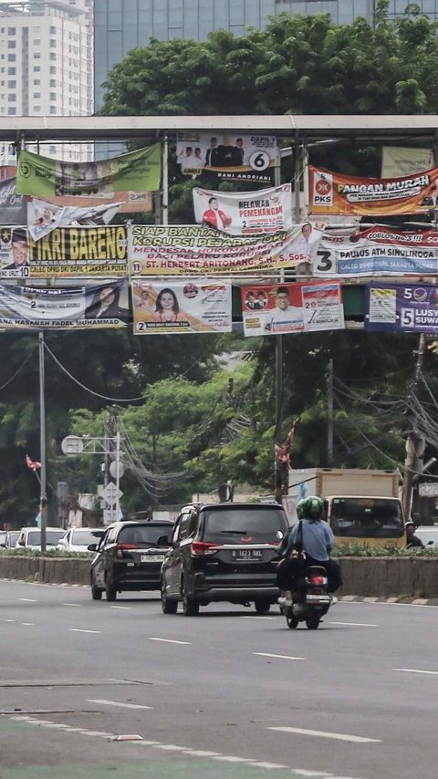 FOTO: Rusak Pemandangan Ibu Kota, Deretan Alat Peraga Kampanye Ubah JPO Ini Jadi Mirip 