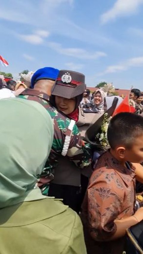 Momen Kopral PM TNI AD Hormat ke Anaknya yang Jadi Polwan, Pangkat Sang Putri Lebih Tinggi dari Ayahnya