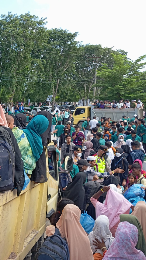 Viral Mahasiswa Aceh Usir Paksa Pengungsi Rohingya, Ibu-Anak Pengungsi Menangis Ketakutan