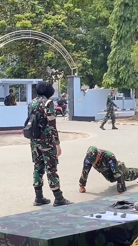 Momen Kakak Cewek Prajurit TNI Kunjungi Adik yang Jalani Semaba, Adik Langsung Hormat dan Push-up