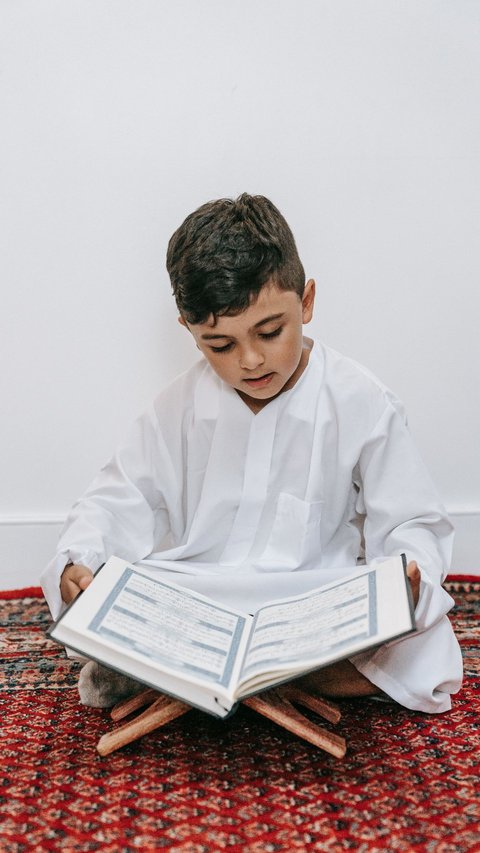 8 Prayers for Children to Be Protected by Allah SWT in Arabic, Latin, and Their Meanings That Parents Must Practice!