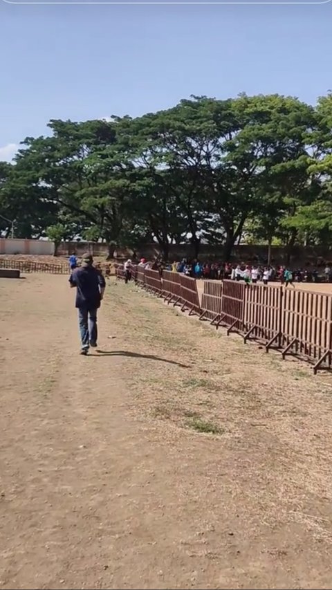 Anak Lomba Lari, Aksi Ayah Ikut Lari Keliling Lapangan Temani Buah Hati Ini Tuai Haru