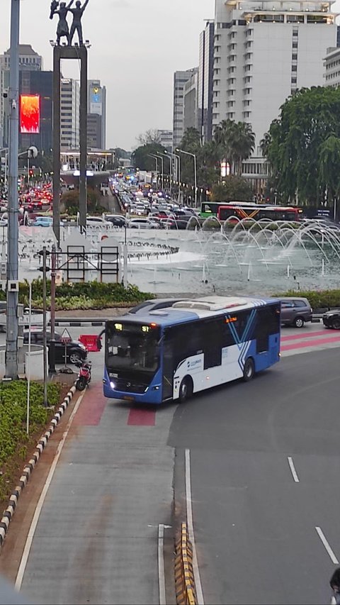 Catat! Jam Operasional Transportasi Umum & Pengalihan Rute Transjakarta di Malam Tahun Baru 2024