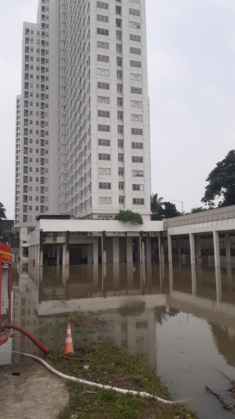 Basemen Apartemen Serpong Garden Kebanjiran, Puluhan Mobil Terendam