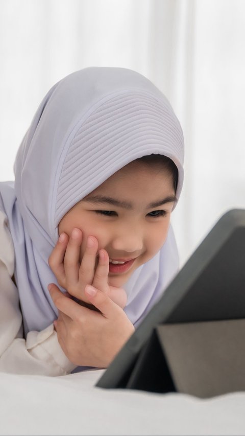 Video Ibu yang Mualaf Ajarkan Pelajaran Agama Islam ke Putrinya Bikin Salut