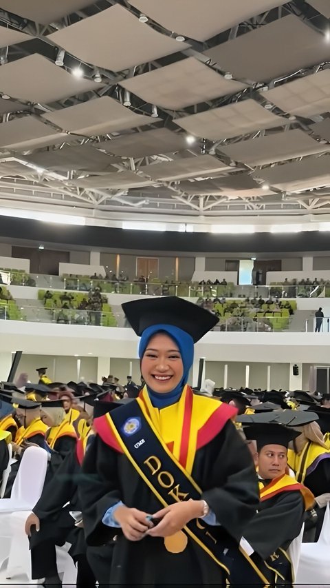 Thought to Have Just Graduated with a Bachelor's Degree at the Age of 25, Turns Out She Participated in a PhD Graduation, This Woman's Story Makes Her Feel Insecure