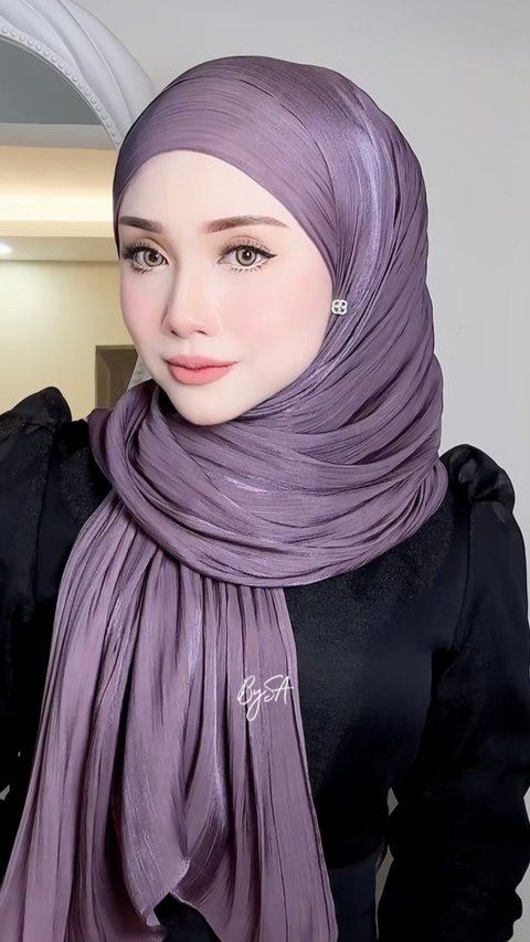 Tutorial Pashmina Shimmer Silk dengan Anting, Look Makin Glamor