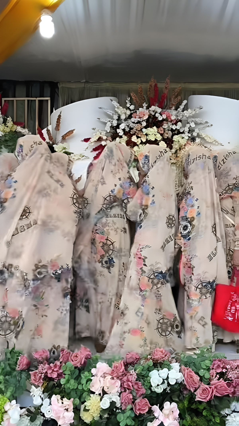 Rombongan Ibu-Ibu ke Kondangan Pakai Baju Seragam Motif Bunga-Bunga, Saat Foto dengan Pengantin Malah Mirip Dekorasi Pelaminan
