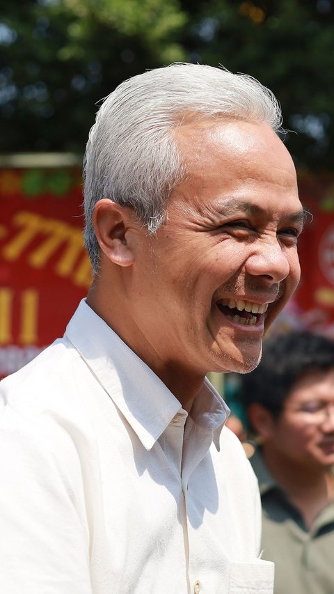Ganjar Pranowo Laughs with the People, a Story of Sleeping at a Resident's House