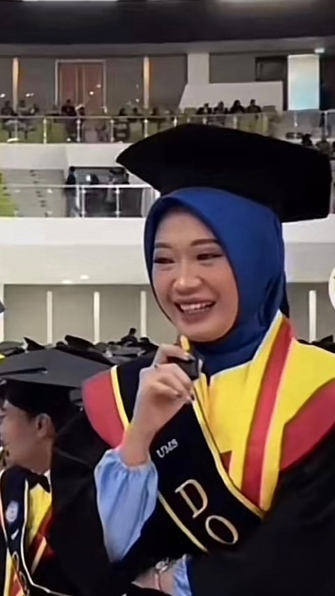 Viral Wanita Umur 25 Tahun Ini Dikira Baru Lulus S1, Ternyata Wisuda S3