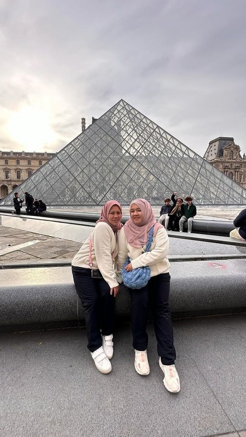 Portrait of Mbak Lala and Sus Rini while on a trip in Paris, Their Appearance Highlighted by Netizens