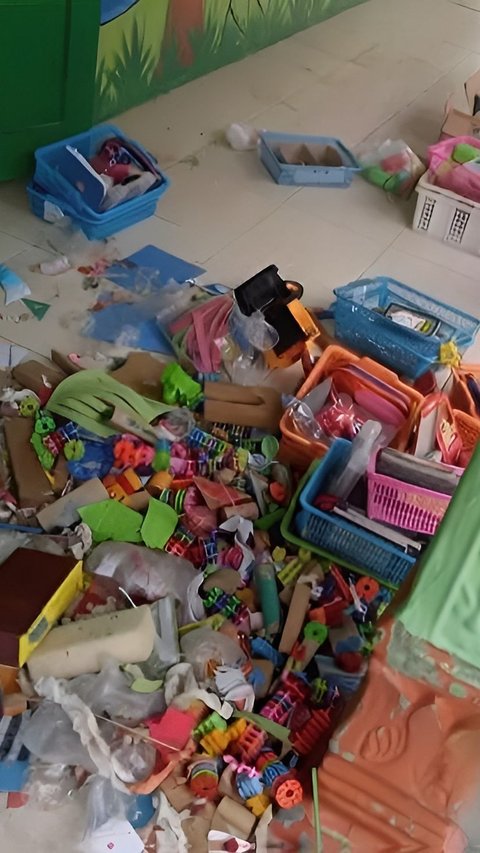 Merinding! Bersihkan Tumpukan Mainan Selagi Murid TK Libur Sekolah, Guru di Karanganyar Malah Temukan 14 Ular Kobra