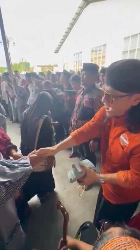 Viral Video Gus Miftah Bagi Uang dan Ada Warga Pamer Kaos Prabowo, Ini Penjelasan TKN