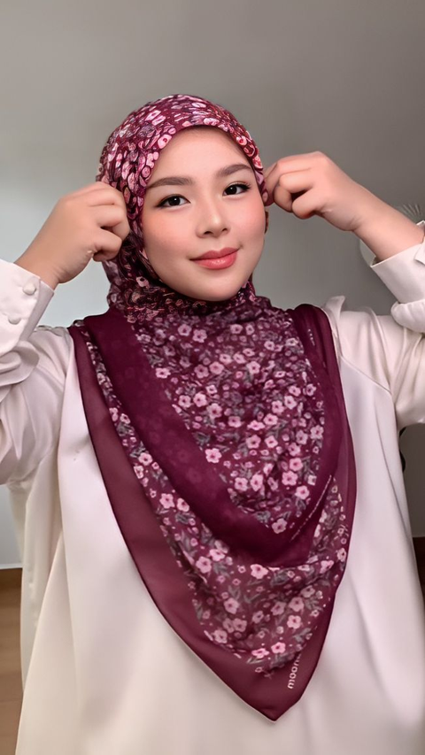 Cuma 5 Langkah, Tutorial Hijab Layer Look Pakai Scarf Segi Empat