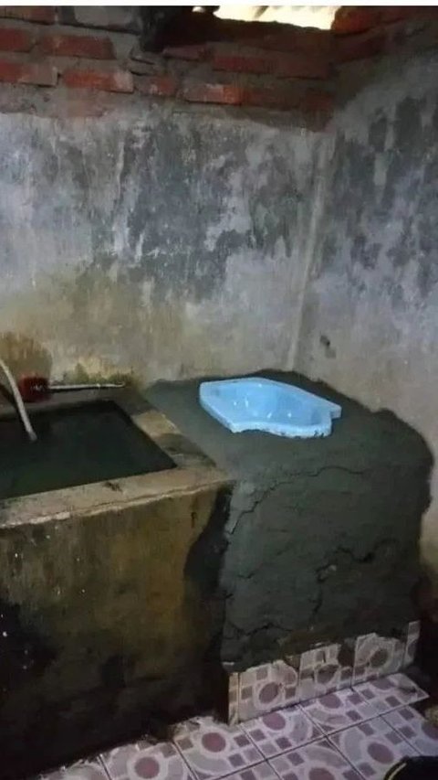 Toilet Nyeleneh, Dibikin Tinggi Bikin Harus Usaha Banget Kalau Mau BAB