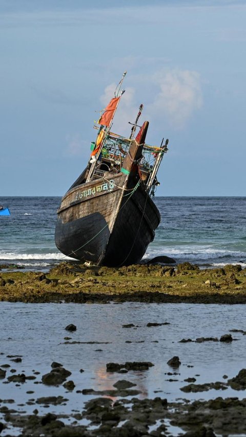 FOTO: Kapal Kayu Membawa Ratusan Pengungsi Rohingya Kembali Mendarat di Pantai Aceh, Ini penampakannya