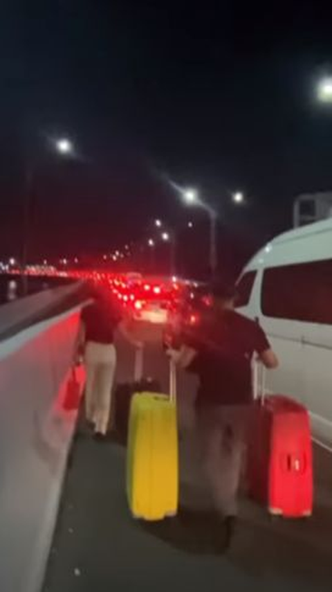 Viral Macet Panjang di Tol Bali Mandara, Kendaraan Tak Bergerak Banyak Turis Jalan Kaki Menuju Bandara I Gusti Ngurah Rai