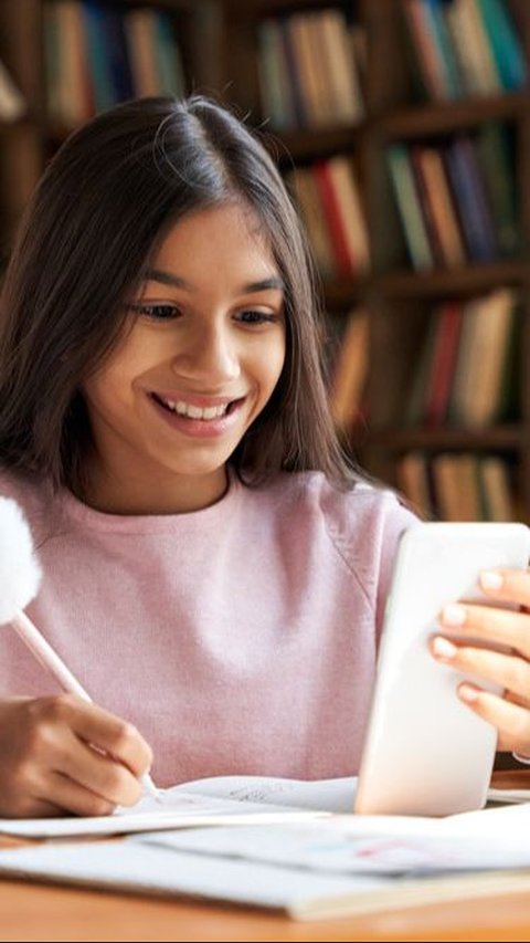 New Zealand Prime Minister Bans Mobile Phones In Schools