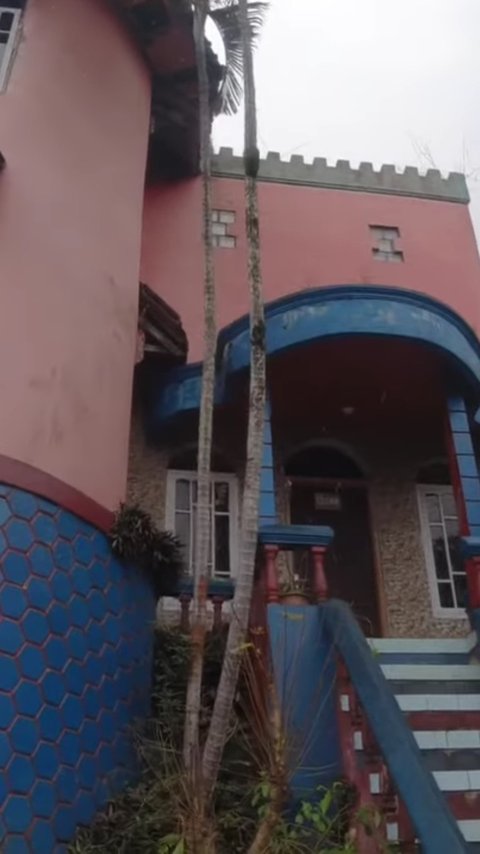 Pria Pensiunan PNS Ini Bangun Rumah Barbie Bak Kastil di Tengah Hutan Sindangkerta, Ini Potretnya yang Bikin Takjub