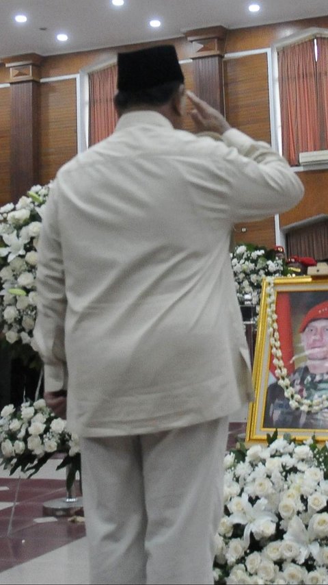 FOTO: Prabowo Beri penghormatan Terakhir di Depan Jenazah Letjen TNI Purn Doni Monardo Saat Disemayamkan di Mako Kopassus Cijantung