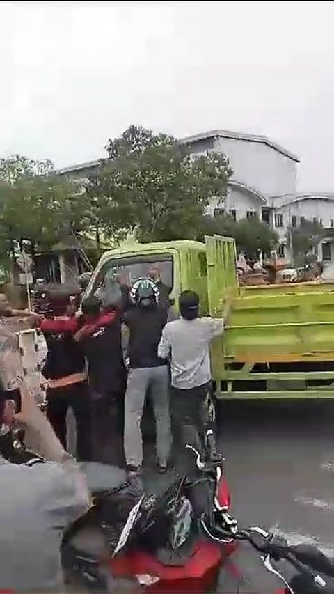 Polisi Ringkus Pelaku Pengeroyok Sopir Truk saat Demo Buruh di Bekasi, Ini Perannya