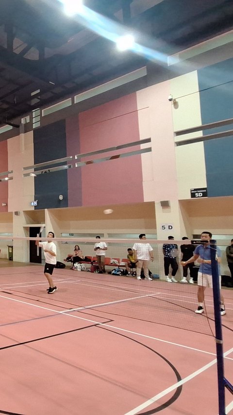 Main bareng Taufik Hidayat, Gibran Harap Bibit Muda Badminton Bermunculan