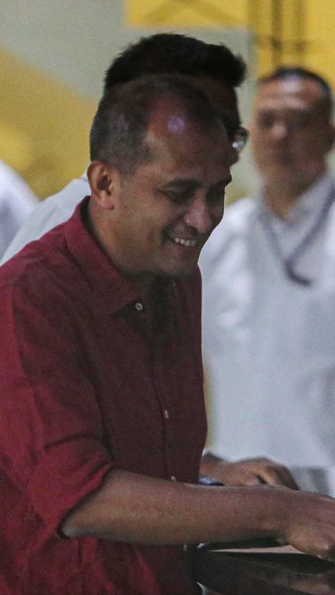 FOTO: Wamenkumham Edward Omar Sharif Hiariej Umbar Senyuman dan Diam Seribu Bahasa Setelah Diperiksa Penyidik KPK