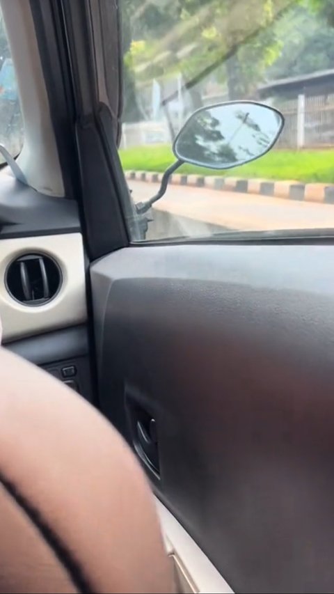 Viral Aksi Pengendara Pasang Spion Motor di Mobilnya, Bikin Heran Warganet