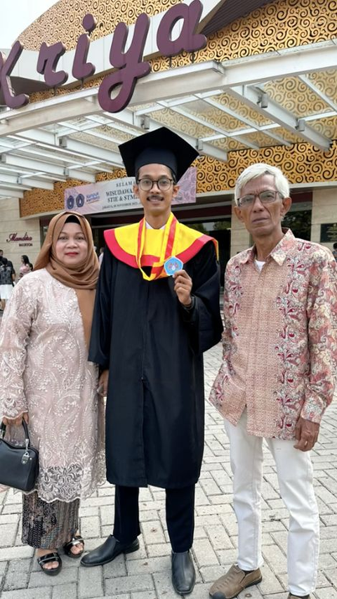 Bikin Haru Driver Ojol Lulus Kuliah Sarjana, 'Ibu Bangga Sama Kamu’ Saat Wisuda Dikawal Teman Seperjuangan