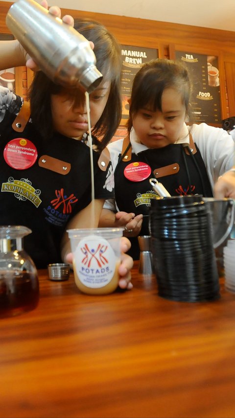 FOTO: Semangat Penyandang Down Syndrome Bekerja Jadi Barista dan Pramusaji di Coffe Shop