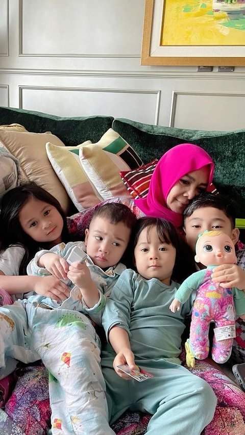 Momen Kebersamaan Mama Rieta Bersama Para Cucu Tercinta, Netizen 'Keluarga Bening Masyaallah'