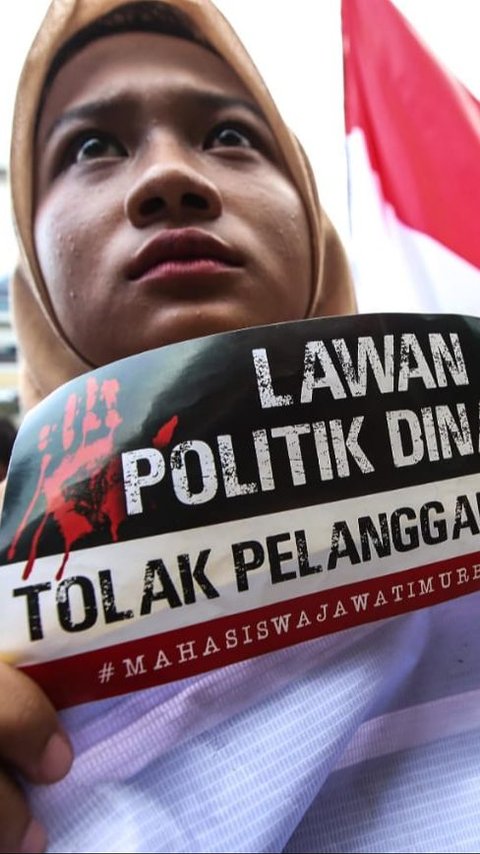 FOTO: Aksi Massa Mahasiswa #SAVEDEMOKRASI di Surabaya Tolak Politik Dinasti