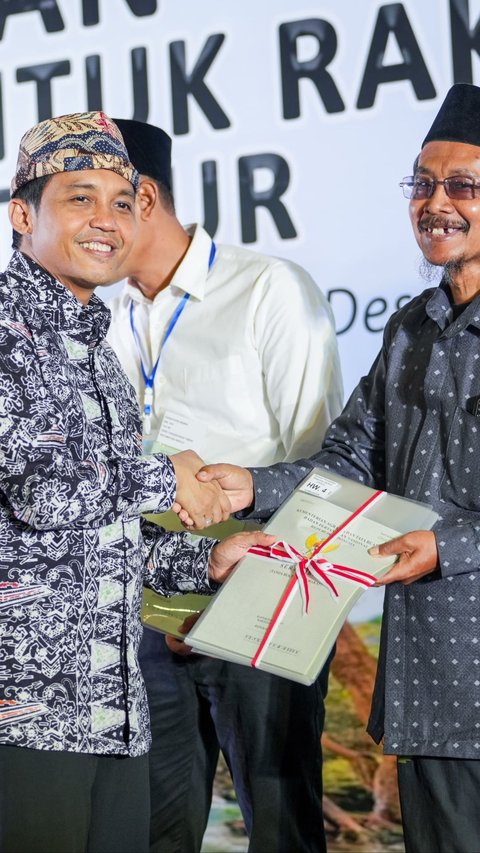 Lindungi Aset Ulama, Wamen ATR Serahkan Sertifikat Yayasan Syaikhona Cholil Al-Bangkalani