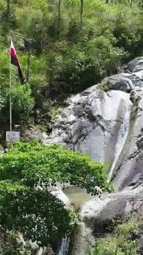 Dipercaya Jadi Lokasi Minta Berkat Leluhur, Ini Fakta Air Terjun Batu Sawan di Samosir