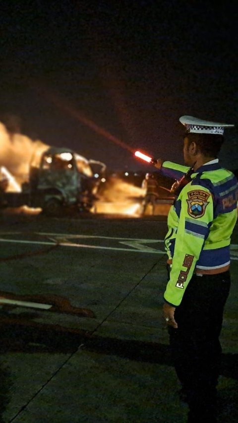 Truk Tangki Bermuatan Metanol Terbakar di Tol Jombang