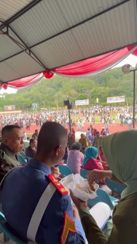 Ayahnya TNI, Momen Taruna Akmil Disuapi Makan oleh Sang Ibu Usai Wisuda Jadi Perhatian