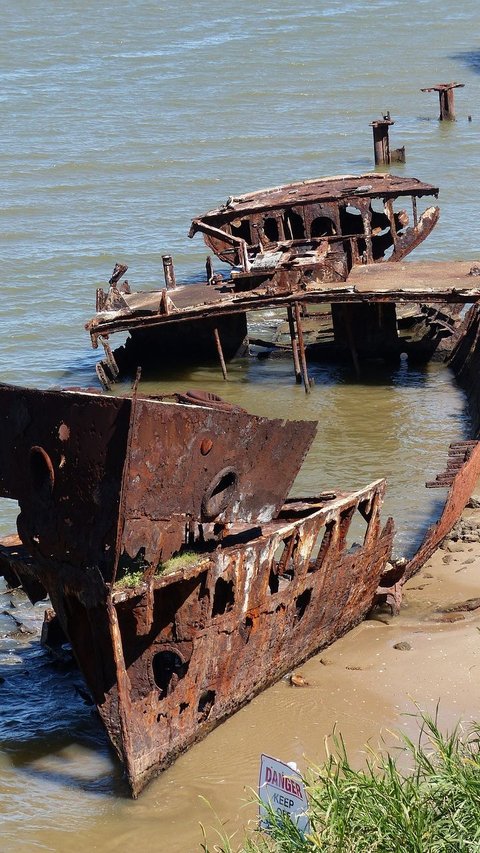 Proses Pengangkatan Kapal Kuno dari Dasar Sungai, Banyak Artefak dan Emas Harta Karun